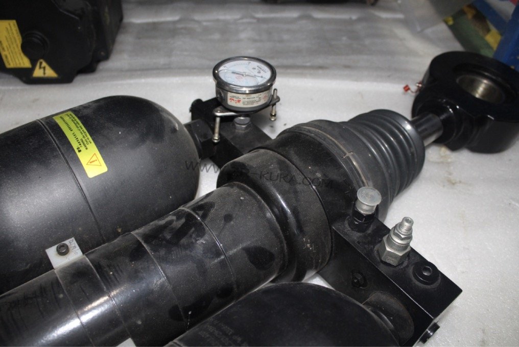 庫卡GA16機器人189401平衡缸漏油