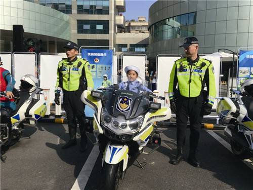 呆萌機器人、VR模擬駕駛、酷炫鐵騎……溫州千名市民體驗交管“黑科技”