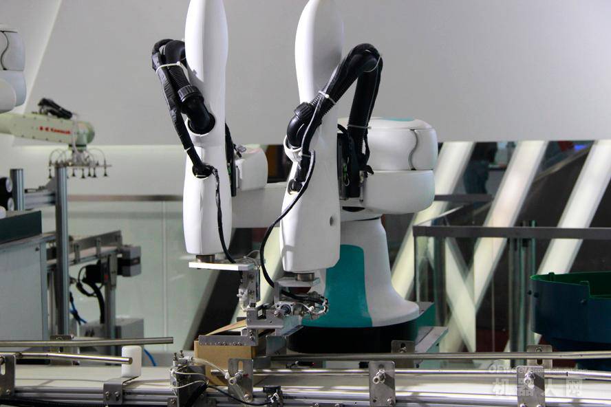 直擊深圳機械展,機器人開啟新制造模式 直擊深圳機械展,機器人開啟新制造模式