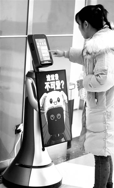 逛商場 機器人導購前來打招呼