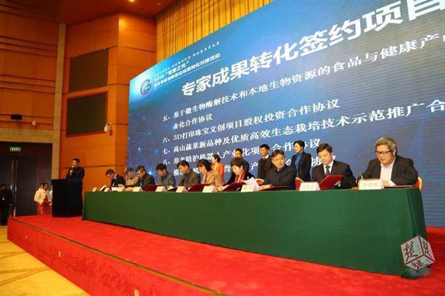 鄂產(chǎn)養(yǎng)老陪護機器人有望5年內(nèi)面世 可幫老人喂藥